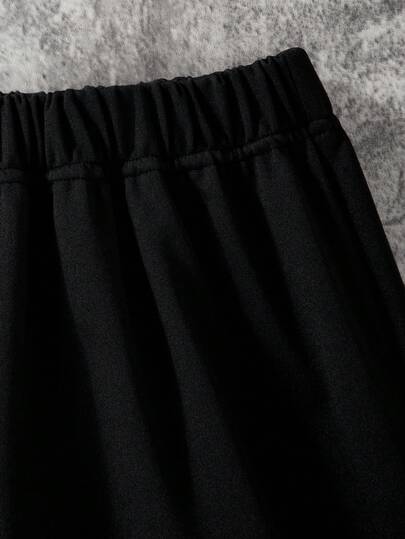 SHEIN مجموعة بتصميم طقم تيشيرت بياقة مستديرة وشورت رياضي للمراهقين، بشخصيات كرتونية أنيمي 2 قطعة/مجموعة