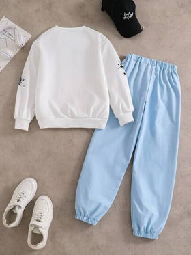 SHEIN مجموعة من قطعتين للأولاد المراهقين، هوديي أبيض مقترن مع بنطلون أخضر زيتوني، طقم أنيق للأولاد المراهقين. الهوديي مزين بطباعة رسومية خضراء، قماش ناعم ومريح، مناسب للربيع/الخريف، متعدد الاستخدامات للمدرسة والملابس اليومية