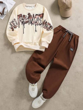 SHEIN Coolqubz مجموعة من قطعتين: هوديي أبيض مقترن مع بنطلون أخضر زيتوني، طقم أنيق للفتى المراهق. يتميز الهوديي بطباعة خضراء، قماش ناعم ومريح، مناسب للربيع/الخريف، متعدد الاستخدامات للمدرسة والخروجات وغيرها