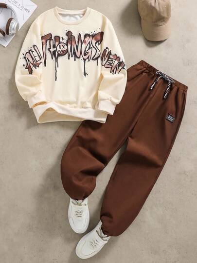 SHEIN Coolqubz مجموعة من قطعتين: هوديي أبيض مقترن مع بنطلون أخضر زيتوني، طقم أنيق للفتى المراهق. يتميز الهوديي بطباعة خضراء، قماش ناعم ومريح، مناسب للربيع/الخريف، متعدد الاستخدامات للمدرسة والخروجات وغيرها