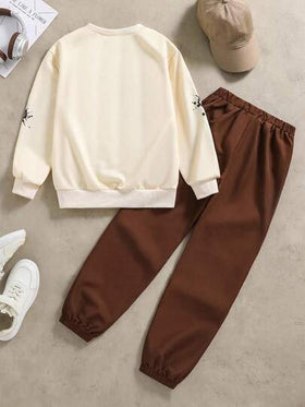 SHEIN Coolqubz مجموعة من قطعتين: هوديي أبيض مقترن مع بنطلون أخضر زيتوني، طقم أنيق للفتى المراهق. يتميز الهوديي بطباعة خضراء، قماش ناعم ومريح، مناسب للربيع/الخريف، متعدد الاستخدامات للمدرسة والخروجات وغيرها