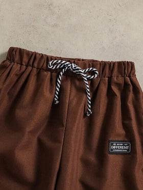 SHEIN Coolqubz مجموعة من قطعتين: هوديي أبيض مقترن مع بنطلون أخضر زيتوني، طقم أنيق للفتى المراهق. يتميز الهوديي بطباعة خضراء، قماش ناعم ومريح، مناسب للربيع/الخريف، متعدد الاستخدامات للمدرسة والخروجات وغيرها