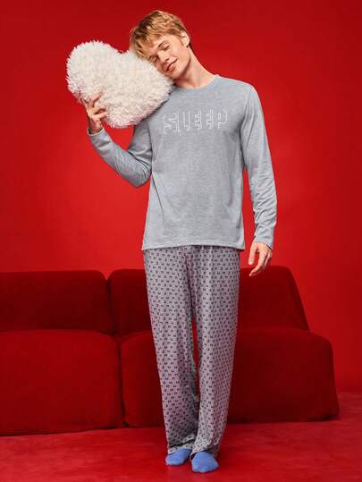 Manfinity Underwear&Sleepwear Basics ملابس علوية نوم طويلة الأكمام مطبوع عليها "SLEEP" ناعمة ومريحة للرجال، شتوي