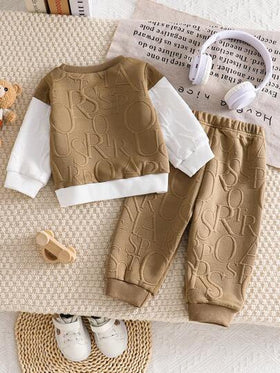 SHEIN Playful Pals مجموعة من قطعتين للأطفال الرضع/الأولاد، تتكون من ملابس علوية كاجوال بياقة طاقم وجيب بنقشة جاكار حرفية وأكمام طويلة، وبنطلون جوجر بخصر مطاطي، من قماش ناعم ومريح، مناسب للربيع والخريف والشتاء، للخارج والمنزل