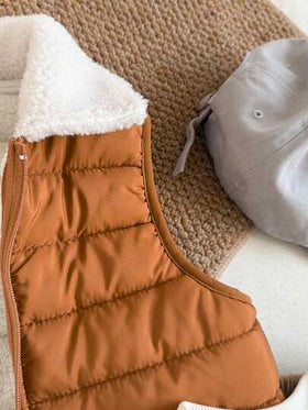 SHEIN مجموعة من 3 قطع للأطفال الصغار: بلوزة رياضية كاجوال بطباعة حرفية على الرقبة المستديرة، جاكيت صدرية بدون أكمام بياقة متباينة، وبنطال بخصر مطاطي، مناسبة للأنشطة الخارجية في فصلي الخريف والشتاء