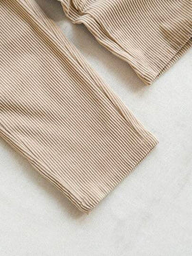 SHEIN مجموعة من 3 قطع للأطفال الصغار: بلوزة رياضية كاجوال بطباعة حرفية على الرقبة المستديرة، جاكيت صدرية بدون أكمام بياقة متباينة، وبنطال بخصر مطاطي، مناسبة للأنشطة الخارجية في فصلي الخريف والشتاء