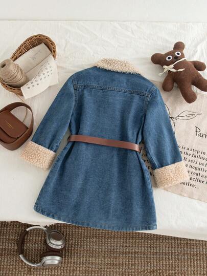 SHEIN Playful Pals معطف طويل فضفاض للأطفال الصغار من الفتيات باللون الأزرق الداكن مع طبعات ملونة وياقة من الفرو الصناعي، ملابس خارجية جميلة وعصرية مناسبة للخريف والشتاء، قطعة ملائمة للتنسيق مع الطبقات المختلفة