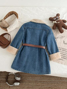 SHEIN Playful Pals معطف طويل فضفاض للأطفال الصغار من الفتيات باللون الأزرق الداكن مع طبعات ملونة وياقة من الفرو الصناعي، ملابس خارجية جميلة وعصرية مناسبة للخريف والشتاء، قطعة ملائمة للتنسيق مع الطبقات المختلفة
