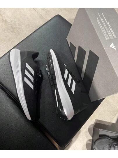 Adidas أحذية رياضية خارجية جديدة للرجال خفيفة الوزن قابلة للتنفس ومبطنة ومقاومة للتآكل ومضادة للانزلاق ونعل سميك للجري