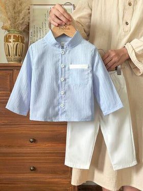 SHEIN Vintaside Kids طقم قطعتين للأطفال الصبيان يتميز بقميص أكمام طويلة ذو ياقة عالية بنقشة جاكارد أزرق وبنطلون أبيض ذو ساق مستقيمة، مناسب للربيع والخريف، ويصلح للخروجات المدرسية اليومية، حضور الحفلات، الاسترخاء في المنزل، والمناسبات الرسمية