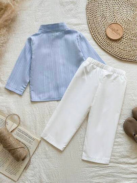 SHEIN Vintaside Kids طقم قطعتين للأطفال الصبيان يتميز بقميص أكمام طويلة ذو ياقة عالية بنقشة جاكارد أزرق وبنطلون أبيض ذو ساق مستقيمة، مناسب للربيع والخريف، ويصلح للخروجات المدرسية اليومية، حضور الحفلات، الاسترخاء في المنزل، والمناسبات الرسمية