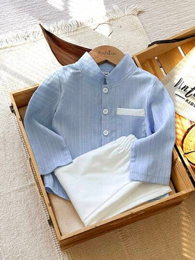 SHEIN Vintaside Kids طقم قطعتين للأطفال الصبيان يتميز بقميص أكمام طويلة ذو ياقة عالية بنقشة جاكارد أزرق وبنطلون أبيض ذو ساق مستقيمة، مناسب للربيع والخريف، ويصلح للخروجات المدرسية اليومية، حضور الحفلات، الاسترخاء في المنزل، والمناسبات الرسمية