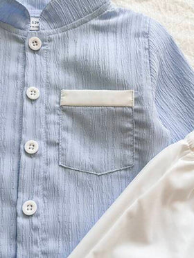 SHEIN Vintaside Kids طقم قطعتين للأطفال الصبيان يتميز بقميص أكمام طويلة ذو ياقة عالية بنقشة جاكارد أزرق وبنطلون أبيض ذو ساق مستقيمة، مناسب للربيع والخريف، ويصلح للخروجات المدرسية اليومية، حضور الحفلات، الاسترخاء في المنزل، والمناسبات الرسمية
