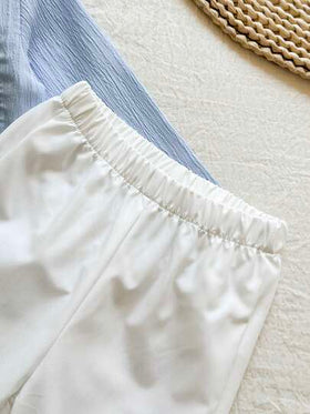 SHEIN Vintaside Kids طقم قطعتين للأطفال الصبيان يتميز بقميص أكمام طويلة ذو ياقة عالية بنقشة جاكارد أزرق وبنطلون أبيض ذو ساق مستقيمة، مناسب للربيع والخريف، ويصلح للخروجات المدرسية اليومية، حضور الحفلات، الاسترخاء في المنزل، والمناسبات الرسمية