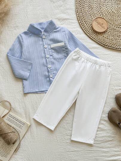 SHEIN Vintaside Kids طقم قطعتين للأطفال الصبيان يتميز بقميص أكمام طويلة ذو ياقة عالية بنقشة جاكارد أزرق وبنطلون أبيض ذو ساق مستقيمة، مناسب للربيع والخريف، ويصلح للخروجات المدرسية اليومية، حضور الحفلات، الاسترخاء في المنزل، والمناسبات الرسمية