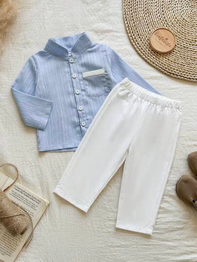 SHEIN Vintaside Kids طقم قطعتين للأطفال الصبيان يتميز بقميص أكمام طويلة ذو ياقة عالية بنقشة جاكارد أزرق وبنطلون أبيض ذو ساق مستقيمة، مناسب للربيع والخريف، ويصلح للخروجات المدرسية اليومية، حضور الحفلات، الاسترخاء في المنزل، والمناسبات الرسمية