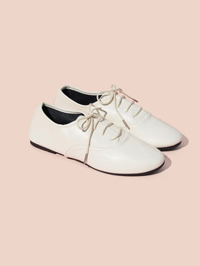 Hatastic مقاس أصغر ب- 0.5 من المعتاد، أحذية بلرينا خفيفة الوزن ذات كعب منخفض ناعمة ومريحة للربيع/الصيف/الخريف، أحذية عمل أنيقة للنساء باللون الأحمر والأسود والبرغندي، أحذية رياضية كاجوال مغلقة الأصبع بفيونكة على طراز لوليتا، أحذية بلرينا هدايا عيد الميلاد