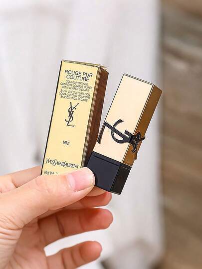 Yves Saint Laurent [حجم صغير] روج بور كوتور أحمر شفاه ساتان #NM 1.3 جرام، طويل الأمد ومرطب، لا يتلاشى. روج بور كوتور قد ثوّر أحمر الشفاه الساتان بصيغة جديدة، وتغليف مميز جديد، ومجموعة ألوان مختارة بعناية. موحد اللون، رعاية نقية، قياسي نقي. يحتوي على 80...