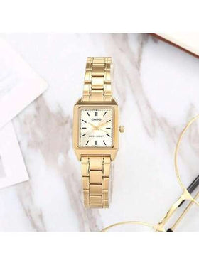 Casio ساعة نسائية كاسيو، قطر الميناء 31 مم * 22 مم مستطيلة باللون الأبيض، سوار من الفولاذ المقاوم للصدأ بلون ذهبي، مقاومة للماء لعمق 30 متر، إبزيم قابل للطي، زجاج معدني
