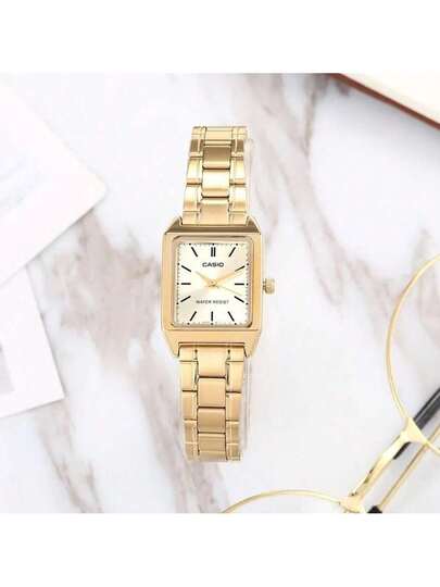 Casio ساعة نسائية كاسيو، قطر الميناء 31 مم * 22 مم مستطيلة باللون الأبيض، سوار من الفولاذ المقاوم للصدأ بلون ذهبي، مقاومة للماء لعمق 30 متر، إبزيم قابل للطي، زجاج معدني