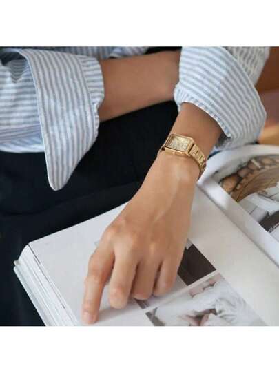 Casio ساعة نسائية كاسيو، قطر الميناء 31 مم * 22 مم مستطيلة باللون الأبيض، سوار من الفولاذ المقاوم للصدأ بلون ذهبي، مقاومة للماء لعمق 30 متر، إبزيم قابل للطي، زجاج معدني