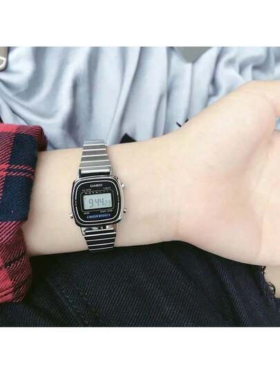 Casio ساعة كاسيو نسائية مربعة رقمية، قطر الميناء 30.3 مم أسود، سوار من الفولاذ المقاوم للصدأ، إبزيم قابل للطي، حركة كوارتز، زجاج راتنجي، بروفايل رفيع 7.3 مم LA670WA-1D