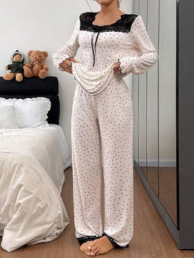 SHEIN مجموعة بيجامات نسائية من قماش الحرير الناعم والمريح ذات طبعة نقاط، بياقة مربعة وتفاصيل دانتيل وربطة عنق، أنيقة وأنثوية