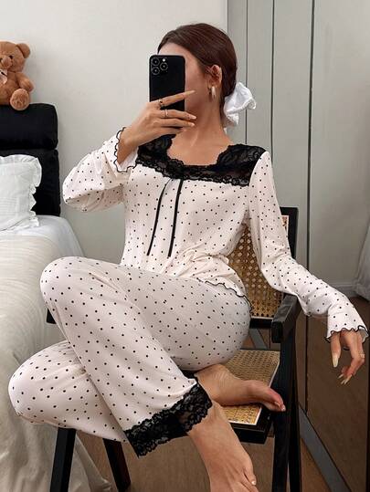 SHEIN مجموعة بيجامات نسائية من قماش الحرير الناعم والمريح ذات طبعة نقاط، بياقة مربعة وتفاصيل دانتيل وربطة عنق، أنيقة وأنثوية