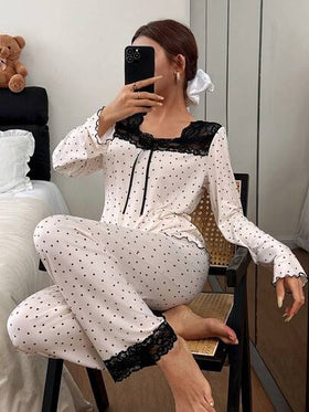 SHEIN مجموعة بيجامات نسائية من قماش الحرير الناعم والمريح ذات طبعة نقاط، بياقة مربعة وتفاصيل دانتيل وربطة عنق، أنيقة وأنثوية