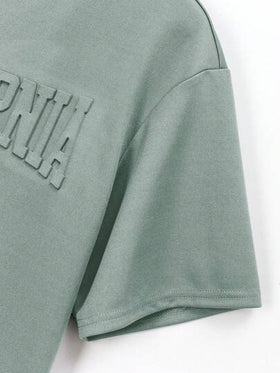 SHEIN ملابس علوية كاجوال للمراهقين بأكمام قصيرة منسدلة مع نص إنجليزي مُنقّش ثلاثي الأبعاد