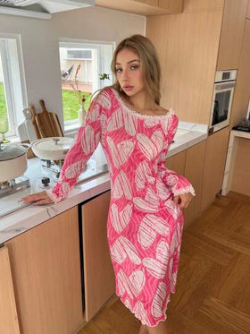 SHEIN فستان نوم كاجوال بياقة دائرية وظهر مكشوف وأكمام طويلة بطبعة قلب، شتوي