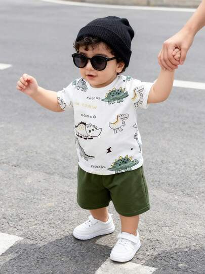 SHEIN Playful Pals مجموعة قميص وشورت مطبوع بطبعة ديناصور لطيفة للأطفال الرضع والأولاد من 0-3 سنوات، قطعتان، ملائم للربيع/الصيف، كاجوال، خارجي، أساسي، رياضي، عصري وبسيط