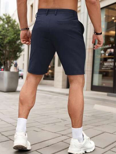 Manfinity Homme شورت رجالي أزرق داكن بتصميم بسيط وجيب، قصير وضيق للصيف