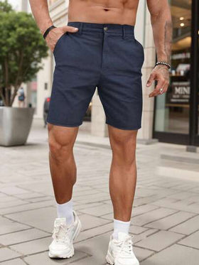 Manfinity Homme شورت رجالي أزرق داكن بتصميم بسيط وجيب، قصير وضيق للصيف