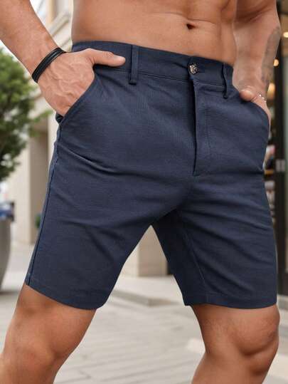 Manfinity Homme شورت رجالي أزرق داكن بتصميم بسيط وجيب، قصير وضيق للصيف