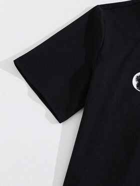 SHEIN قميص تي شيرت أسود بياقة طاقم مطبوع عليه رسم القمر، أكمام قصيرة، بطبعة كاملة، بدلة كاجوال مريحة وعصرية، من قماش ناعم، مناسب للارتداء اليومي، المنزل والمناسبات