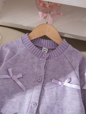 Genkimix Kids مجموعة من قطعتين: كارديجان بأكمام طويلة مزين بفيونكة بنفسجي وبنطال جينز بقصة واسعة مزين بتريم دانتيل ثلاثي الأبعاد
