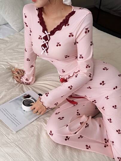 SHEIN طقم بيجامة بأكمام طويلة مزين بطبعة أزهار الكرز والدانتيل