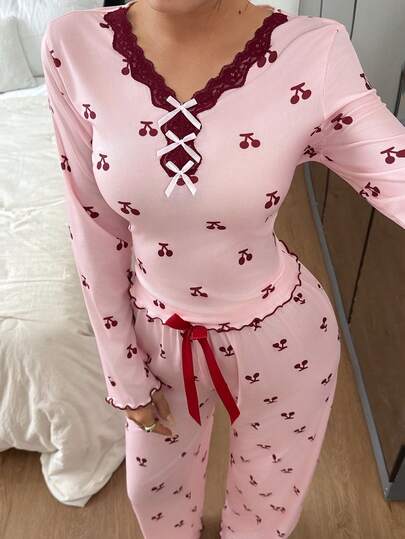 SHEIN طقم بيجامة بأكمام طويلة مزين بطبعة أزهار الكرز والدانتيل
