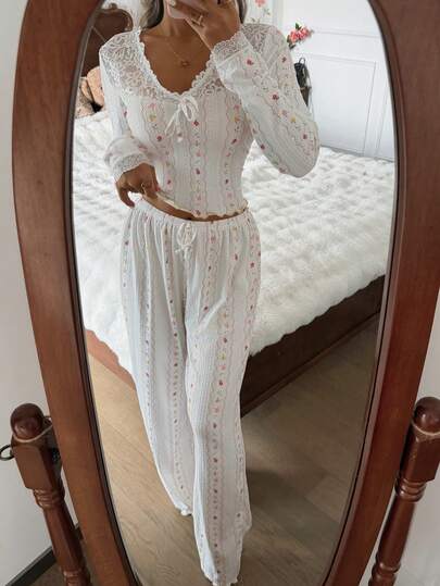SHEIN طقم بيجامة نسائية مزين بألواح الدانتيل الزهري، ملابس شتوية