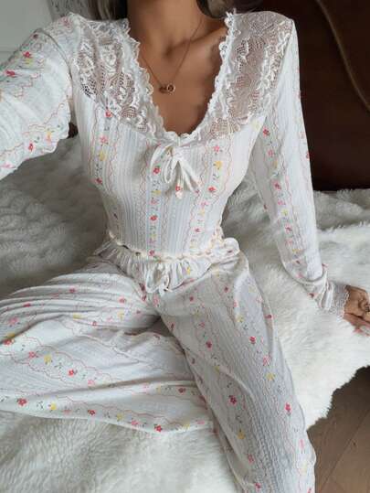 SHEIN طقم بيجامة نسائية مزين بألواح الدانتيل الزهري، ملابس شتوية