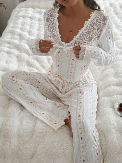 SHEIN طقم بيجامة نسائية مزين بألواح الدانتيل الزهري، ملابس شتوية