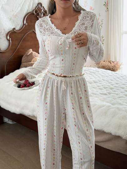SHEIN طقم بيجامة نسائية مزين بألواح الدانتيل الزهري، ملابس شتوية