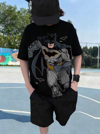 BATMAN X SHEIN تي شيرت أسود بأكمام قصيرة مع رسوم كرتونية بطل الشارع للأولاد المراهقين، صيفي
