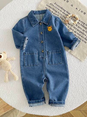 SHEIN رومبير رومبر طويلة الأكمام من الجينز الأزرق الفاتح للأولاد الرضع، تصميم أنيق للعطلات والأسلوب الكولومبي، ديكور جيب بسيط، تطريز دب جذاب، إغلاق بأزرار، أكمام طويلة، قماش جينز قطني ناعم وراحة، للارتداء اليومي، للخروج، للمدرسة، للمنزل