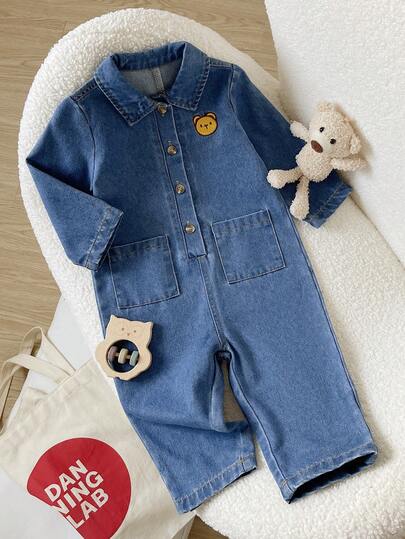 SHEIN رومبير رومبر طويلة الأكمام من الجينز الأزرق الفاتح للأولاد الرضع، تصميم أنيق للعطلات والأسلوب الكولومبي، ديكور جيب بسيط، تطريز دب جذاب، إغلاق بأزرار، أكمام طويلة، قماش جينز قطني ناعم وراحة، للارتداء اليومي، للخروج، للمدرسة، للمنزل