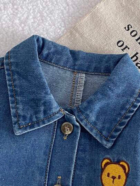 SHEIN رومبير رومبر طويلة الأكمام من الجينز الأزرق الفاتح للأولاد الرضع، تصميم أنيق للعطلات والأسلوب الكولومبي، ديكور جيب بسيط، تطريز دب جذاب، إغلاق بأزرار، أكمام طويلة، قماش جينز قطني ناعم وراحة، للارتداء اليومي، للخروج، للمدرسة، للمنزل
