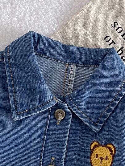 SHEIN رومبير رومبر طويلة الأكمام من الجينز الأزرق الفاتح للأولاد الرضع، تصميم أنيق للعطلات والأسلوب الكولومبي، ديكور جيب بسيط، تطريز دب جذاب، إغلاق بأزرار، أكمام طويلة، قماش جينز قطني ناعم وراحة، للارتداء اليومي، للخروج، للمدرسة، للمنزل