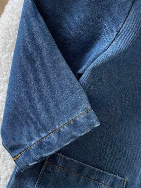 SHEIN رومبير رومبر طويلة الأكمام من الجينز الأزرق الفاتح للأولاد الرضع، تصميم أنيق للعطلات والأسلوب الكولومبي، ديكور جيب بسيط، تطريز دب جذاب، إغلاق بأزرار، أكمام طويلة، قماش جينز قطني ناعم وراحة، للارتداء اليومي، للخروج، للمدرسة، للمنزل