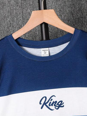 SHEIN قميص كاجوال مريح وعملي للمراهقين الذكور بتصميم بألوان الأزرق والأبيض مع طباعة حرف وسيارة سباق رياضية، مناسب للمدرسة والأنشطة الخارجية والرياضة ومهرجانات الموسيقى والعطلات والشاطئ والصيف والمناسبات والربيع/الصيف